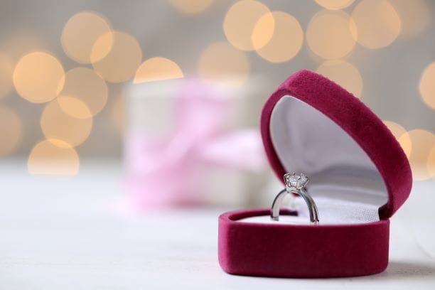 Ile wydać na pierścionek zaręczynowy? 